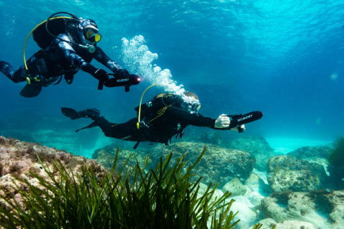 ©SCUBAJET Two divers in the water with the SCUBAJET PRO Underwater Kit