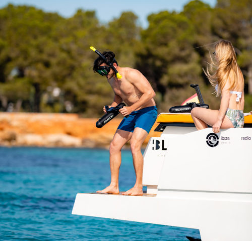 ©SCUBAJET_Man jumps into the water with a SJ PRO dive scooter